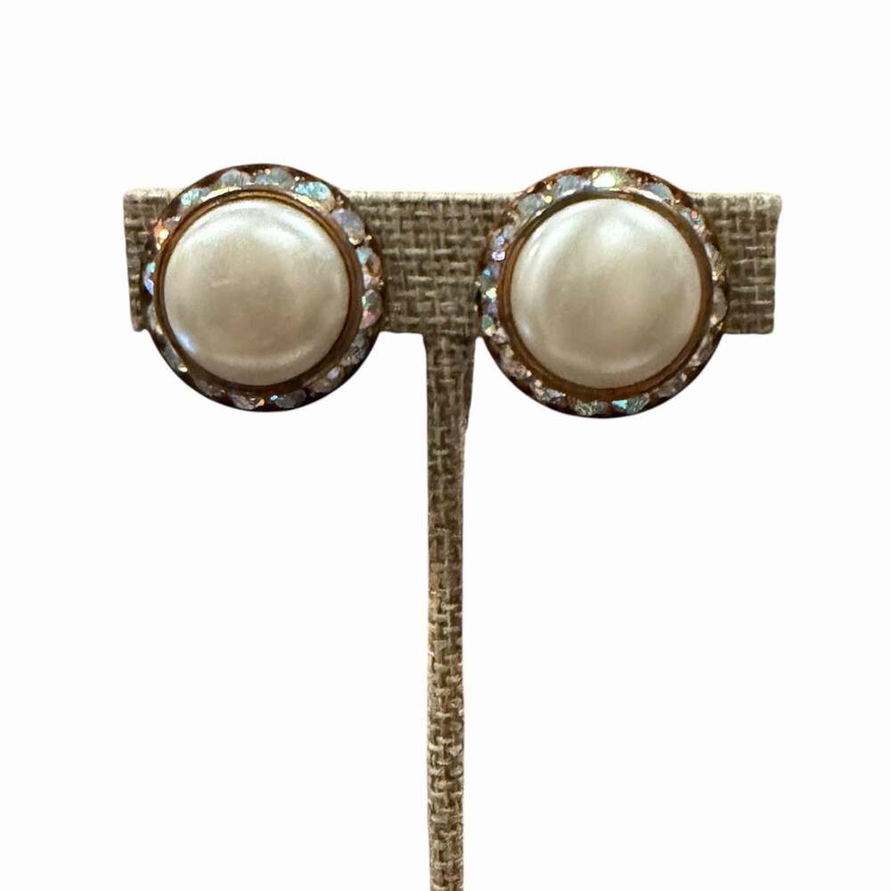 Vintage 1950s Faux Mabe Pearl & AB Rhinestone Halo Gold Tone Clip On Earrings 1”